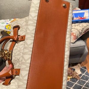 Michael Kors Bag, 10/10 doesn’t fit my style